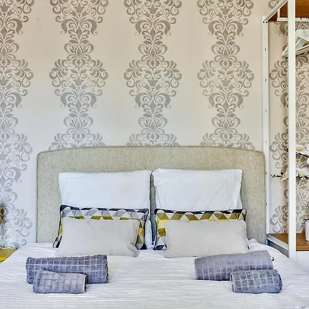 Lovely Nest Eiffel Tower Bottom Apartman *