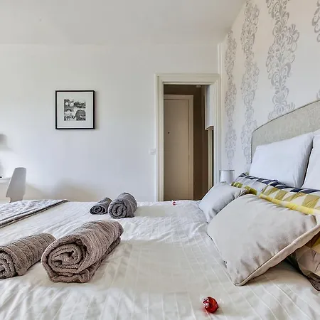 Lovely Nest Eiffel Tower Bottom