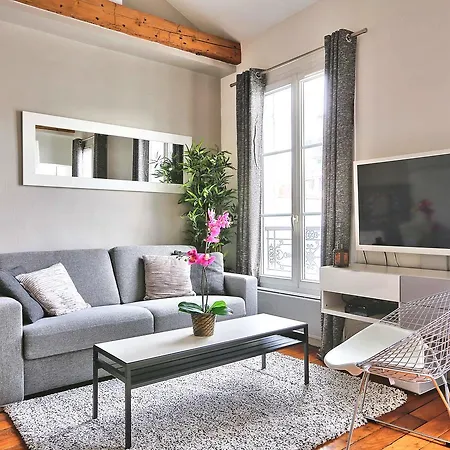 Lovely Nest Eiffel Tower Bottom Apartment *